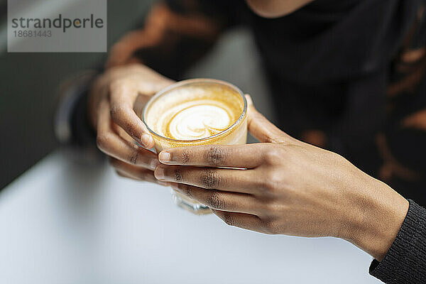 Nahaufnahme weiblicher Hände  die Kaffee halten