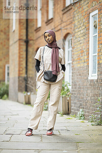 Porträt einer jungen Frau im Hijab  die draußen steht