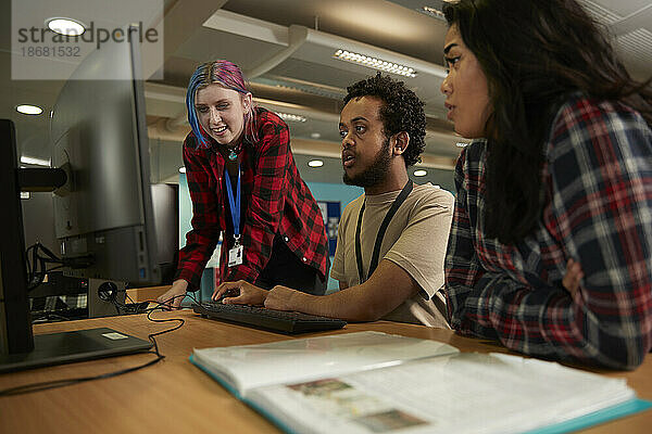 Universitätsstudenten (16-17) nutzen Computer in der Bibliothek