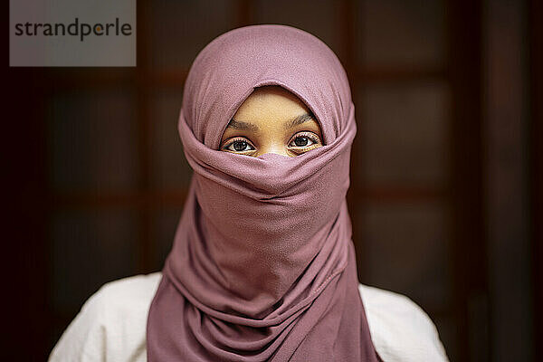 Porträt einer jungen Frau im Hijab
