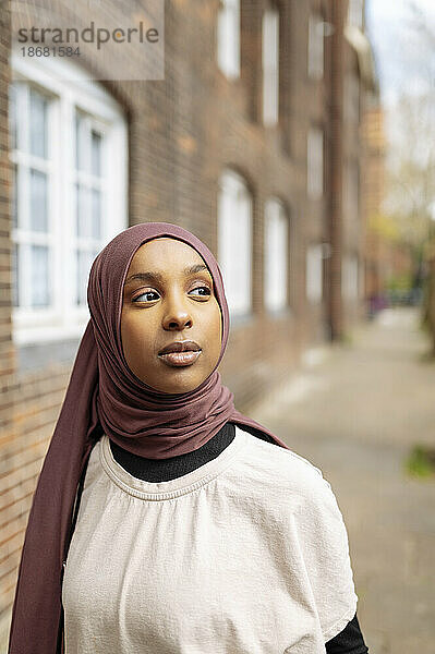 Junge Frau trägt Hijab auf der Straße