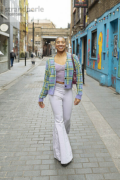 Porträt einer jungen Hipster-Frau  die auf der Straße geht