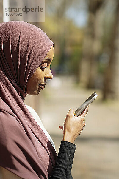 Junge Frau im Hijab telefoniert