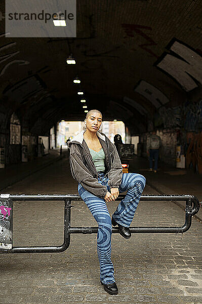 Porträt einer jungen Hipster-Frau  die im Tunnel sitzt