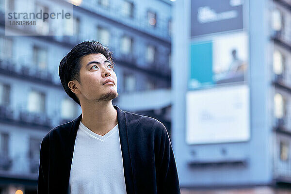 Porträt eines japanischen Mannes in der Innenstadt von Tokio