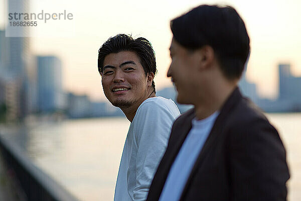 Porträt japanischer Männer in der Innenstadt von Tokio