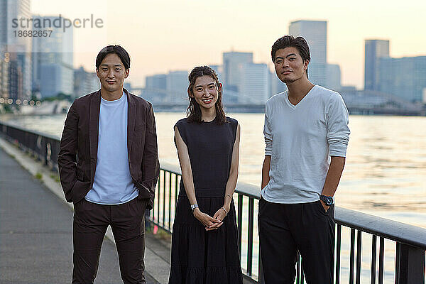 Porträt japanischer Menschen in der Innenstadt von Tokio