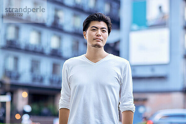 Porträt eines japanischen Mannes in der Innenstadt von Tokio