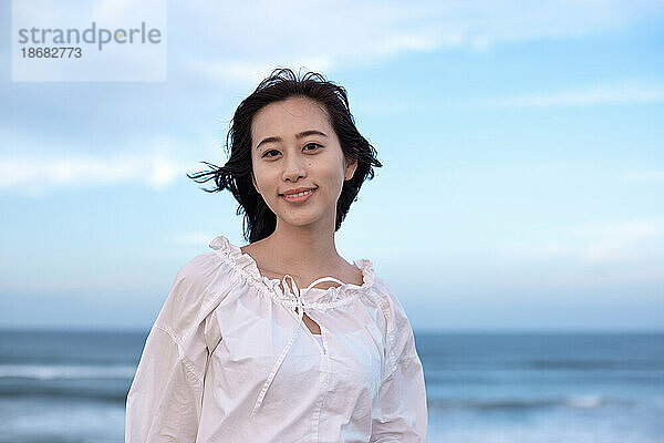 Japanisches Frauenporträt am Strand