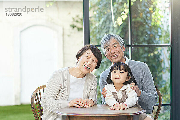 Japanische Familie zu Hause