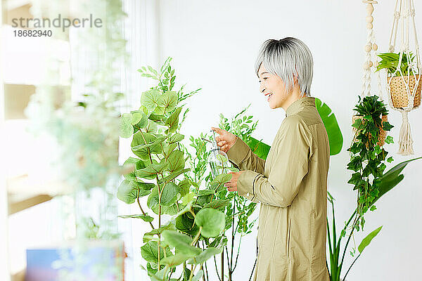 Ältere Japanerin bei der Gartenarbeit