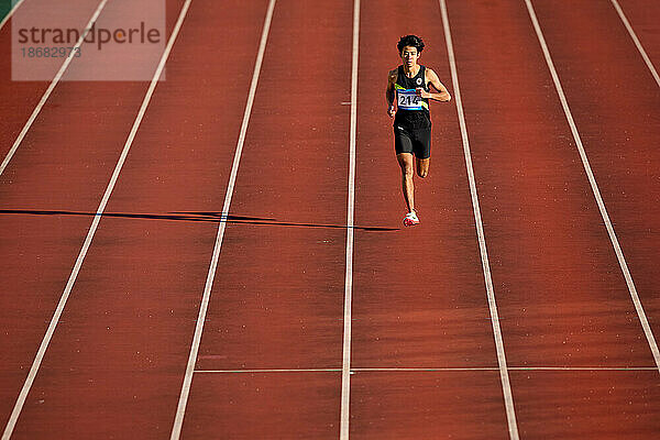 Japanische Athleten laufen auf der Strecke