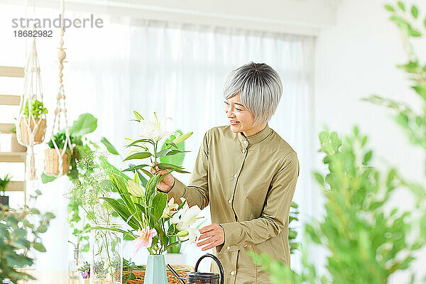 Ältere Japanerin bei der Gartenarbeit