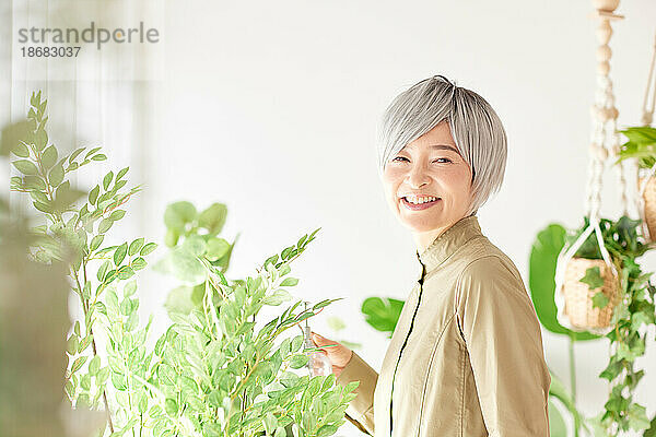 Ältere Japanerin bei der Gartenarbeit