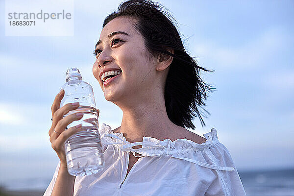 Japanisches Frauenporträt am Strand