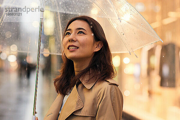 Japanerin im Regen