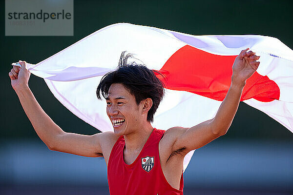 Japanischer Athlet mit Nationalflagge