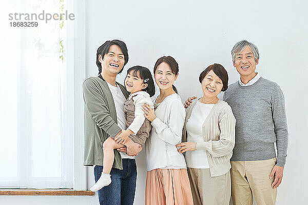 Japanische Familie zu Hause