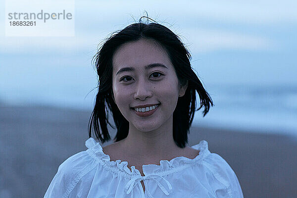 Japanisches Frauenporträt am Strand