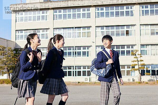 Japanische Kinder in der Schule