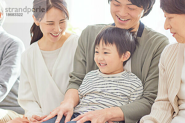 Japanische Familie zu Hause