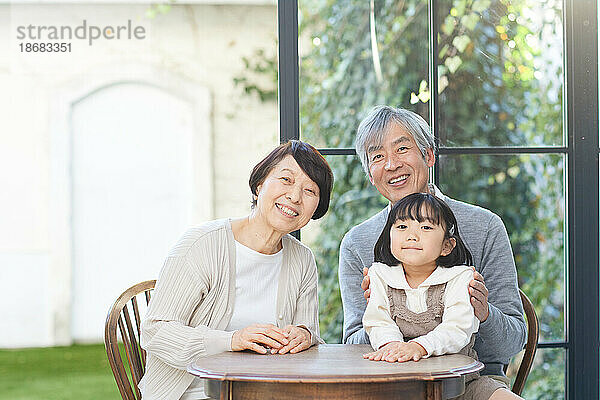 Japanische Familie zu Hause