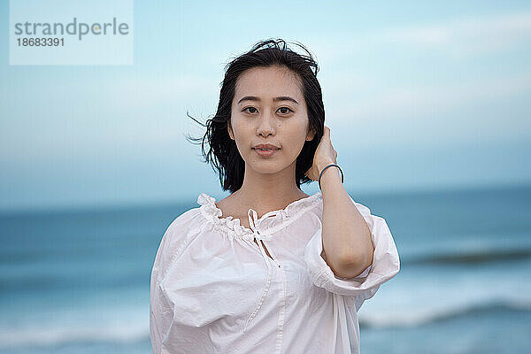 Japanisches Frauenporträt am Strand