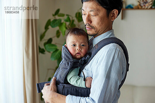 Japanischer Vater und Neugeborenes