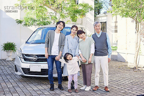 Japanische Familie mit Auto