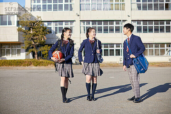 Japanische Kinder in der Schule