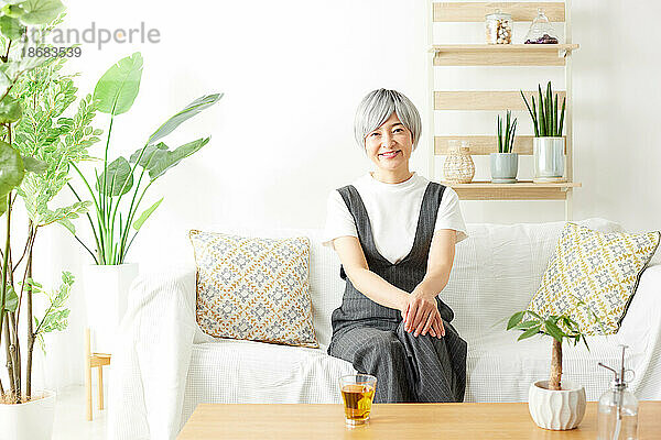 Ältere japanische Frau zu Hause