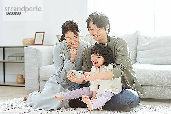 Japanische Familie zu Hause