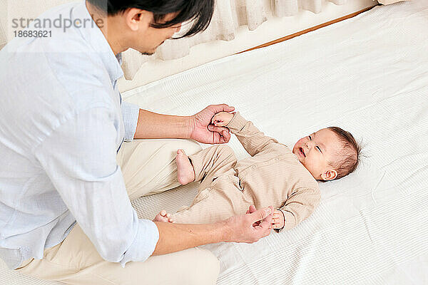 Japanischer Vater und Neugeborenes