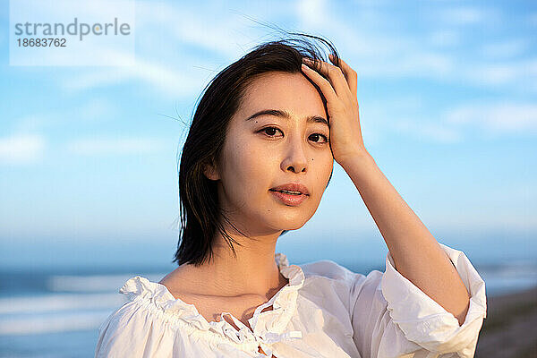 Japanisches Frauenporträt am Strand