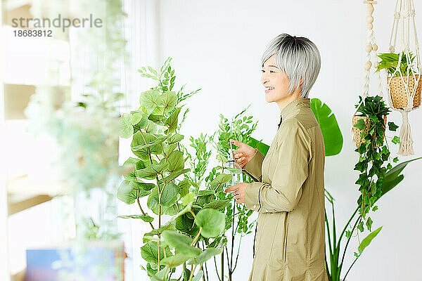 Ältere Japanerin bei der Gartenarbeit