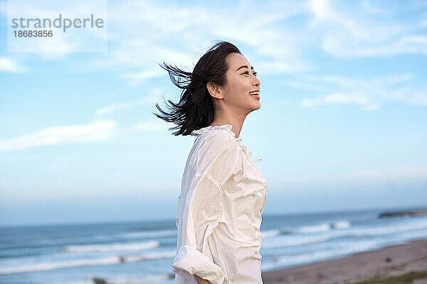 Japanisches Frauenporträt am Strand