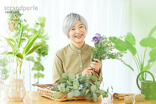 Ältere Japanerin bei der Gartenarbeit