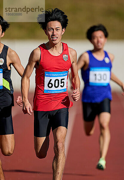 Japanische Athleten laufen auf der Strecke