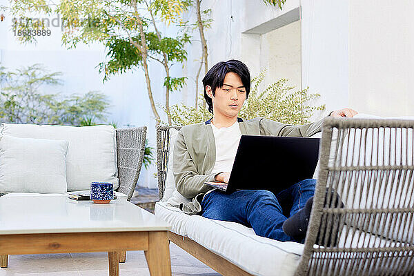 Japaner arbeitet am Laptop