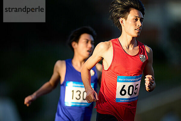 Japanische Athleten laufen auf der Strecke