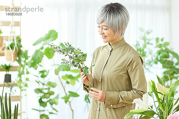 Ältere Japanerin bei der Gartenarbeit