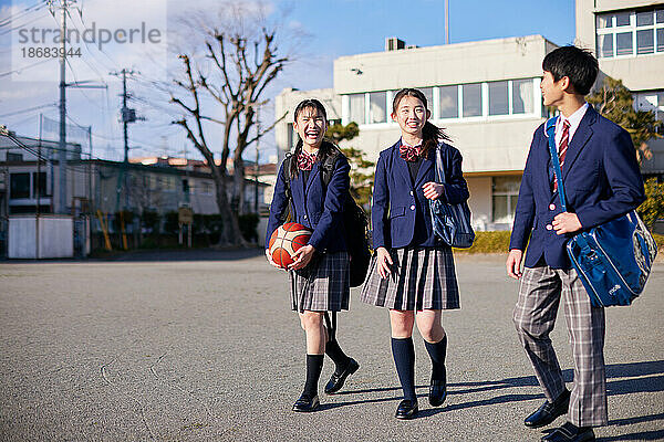 Japanische Kinder in der Schule