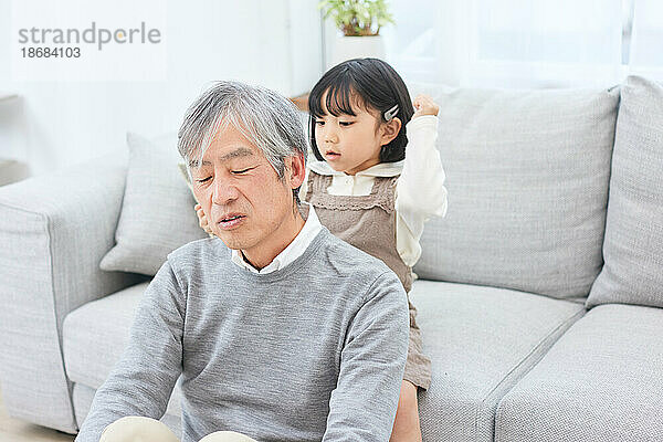 Japanische Familie zu Hause