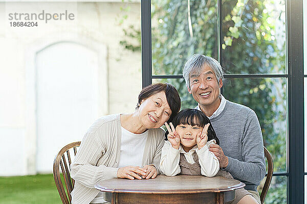 Japanische Familie zu Hause