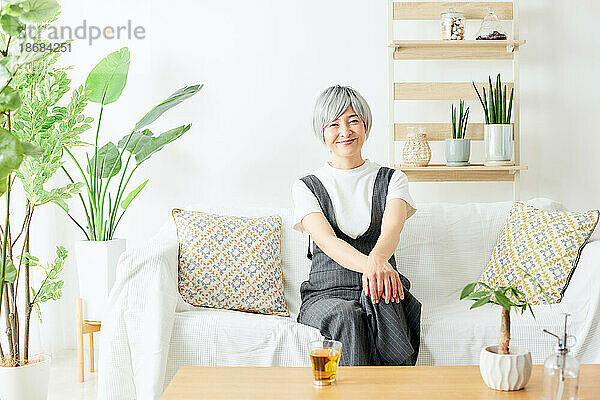 Ältere japanische Frau zu Hause