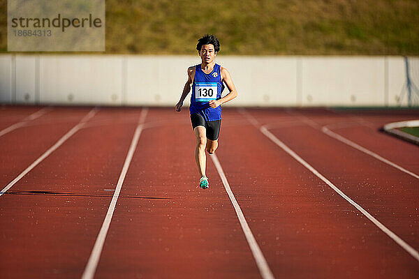 Japanische Athleten laufen auf der Strecke