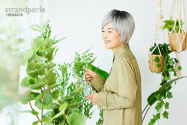 Ältere Japanerin bei der Gartenarbeit