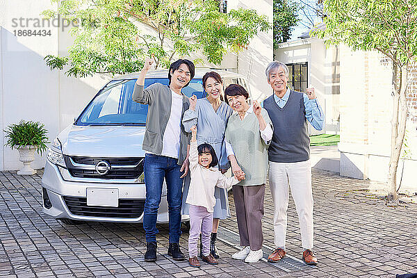 Japanische Familie mit Auto