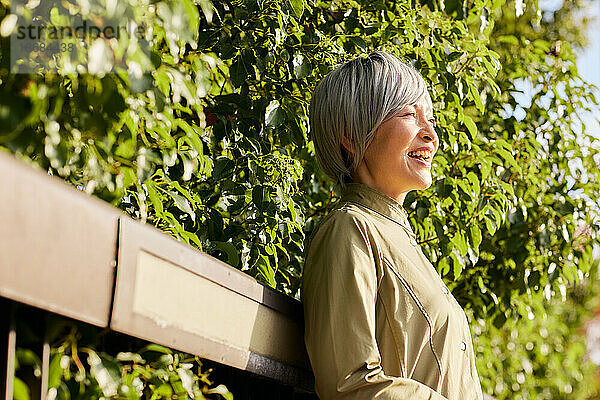 Ältere Japanerin in einem Stadtpark