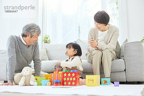 Japanische Familie zu Hause